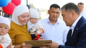 Yosh onaga uch xonali uy sovg‘a qilindi