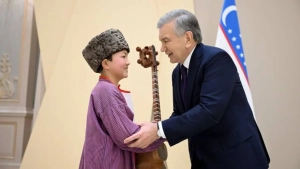 At the president's meeting, a 4th-grade student was gifted a car