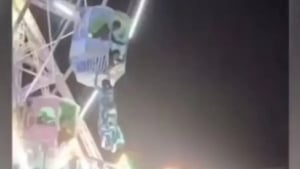 Hindistonda aylanuvchi g‘ildirakda ayol xavfda qoldi