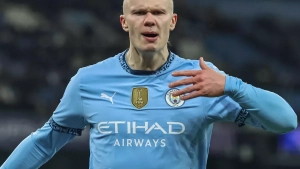 Reynders va Xolland maydonda bir-birini kuzatmoqda