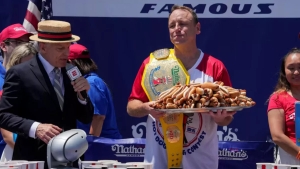 Joey Chestnut 71 hot-dog yeb chempion bo‘ldi