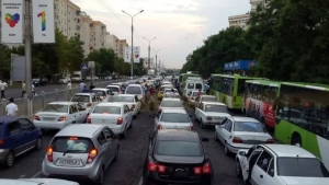 В Ташкенте перед началом нового учебного года увеличивается количество дорожных пробок
