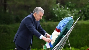 Mirziyoyev Ozarboyjonda Haydar Aliyev qabri oldida