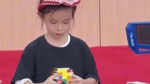 Xitoylik olti yoshli qizcha Rubik kubigini yig'ishda jahon rekordini yangiladi