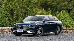 Geely kompaniyasi Toyota Camry modeliga raqib bo'ladigan arzon sedan chiqardi