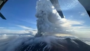 Kamchatka vulqoni 500 yildan keyin otilib, kul tarqadi