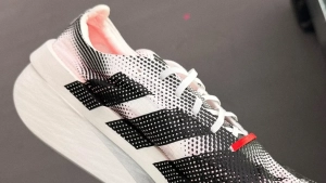 Adidas представила новые умные кроссовки, адаптирующиеся к условиям бега