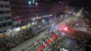 У<image|><img src="url">
У<image|>У<image|>У
Улица Белграда превратилась в место протеста с участием 150 тысяч граждан