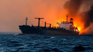 Hurmuz bo'g'ozida supertanker minalarga duch kelib portladi