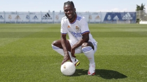 Liverpul Real Madridning yosh yarim himoyachisi Kamavingani olib kelishga tayyor