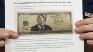 Senatorlar Tramp tasvirli 250 dollarlik banknotani tekshirmoqda