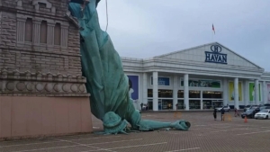 Сильный ветер повалил памятник Свободы