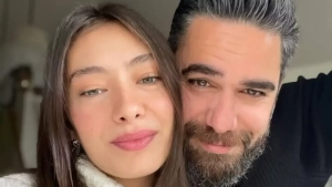 Neslihan Atagul o‘g‘lining tug‘ilganidan bir oy o‘tib tushgan suratlari bilan bo‘lishdi