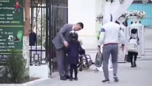 Direktor har kuni 2500 o‘quvchini shaxsan kutib oladi