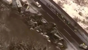 В Японии столкнулись более 50 автомобилей, 2 человека погибли