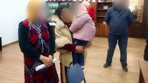 The process of returning the girl to her mother concluded with the family's reunification