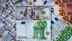 Dollar yana oshdi, yevro esa pastlashda davom etmoqda