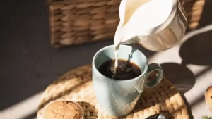 Milk coffee – a pleasant habit or a health risk? What do the experts think?