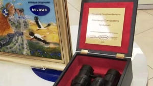 Aleksandr Lukashenko Belarusda ishlab chiqarilgan yangi durbinni sinovdan o'tkazdi
