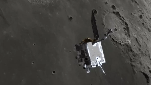 NASA Oy yuzasida hosil bo'lgan yangi krater tasvirlarini e'lon qildi