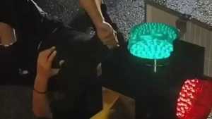 Chengdu shahrida skuterchi svetoforga urildi