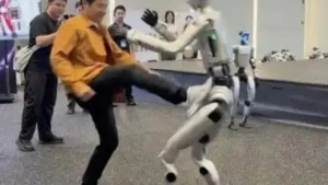 Xiaomi rahbari yangi avlod odamsimon robotlari imkoniyatlarini ko'zdan kechirdi