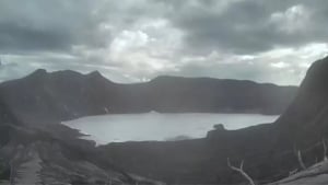 Taal vulqoni uch marta portlab, kul sochdi