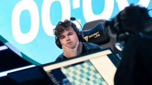 Magnus Carlsen played an online game with 143 thousand chess players!