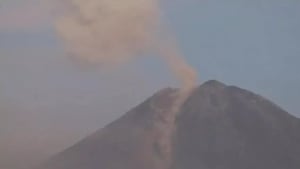 Semeru vulqoni ikki marta otilib, xavf darajasi oshdi