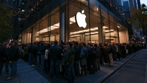 Yangi avlod iPhone smartfonlari savdosi dunyo bo'ylab boshlandi