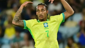 Бразильский футболист заболел на поле, игра продолжилась