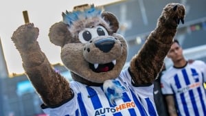 Germaniyada futbol muxlislari avtobuslariga zarar yetkazdi