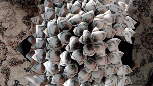 Making bouquets from money is banned in Kenya