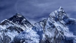 Everestda qor bo‘roni sabab sayyohlar qamaldi