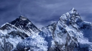 Everestda qor bo‘roni sabab sayyohlar qamaldi