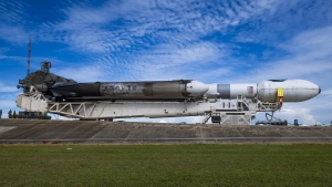 SpaceX привезла ракету Falcon Heavy на поле для секретной миссии