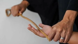 Singapur maktablarida qoidabuzar o‘quvchilarni tayoq bilan jazolash tartibi joriy etildi