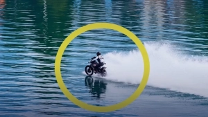 Xitoylik tadbirkor Jang Syue suvda mototsikl rekordini o'rnatti