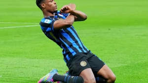 "Manchester United" is fighting for Dumfries