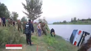 Karshi kanalidan tushgan avtomobil suvdan chiqarildi