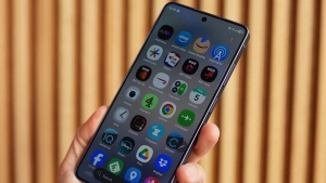 The Samsung Galaxy S26 Ultra phone has been sharply criticized for numerous unnecessary apps.