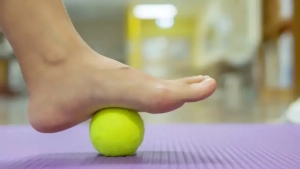Массаж ногами с теннисным мячом: Простой и эффективный упражнение для здоровья!