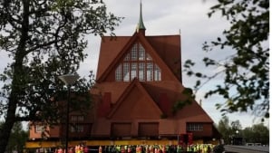 Kiruna shahridagi tarixiy cherkov yangi joyga ko‘chirildi