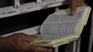 Prisoners' sentences are reduced by reading books