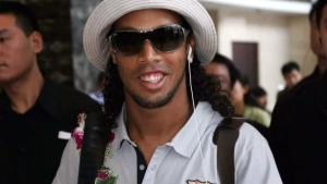 Ronaldinho personally presents the Ballon d'Or