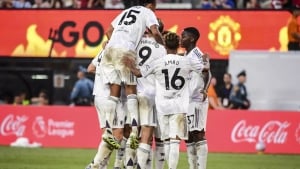 Manchester Yunayted Karlos Baleba transferini muhokama qilmoqda