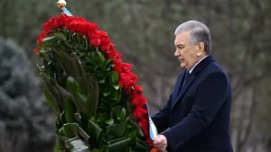 Shavkat Mirziyoyev Islom Karimov haykali poyiga gulchambar qoʻydi (foto)