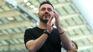 Де Дзерби пригласил футболистов в ресторан после поражения