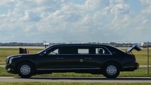 Трамп лимузин был перевезён на грузовике: в чём причина?