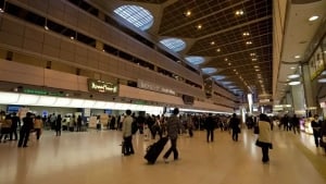 Tokioda xavfsizlik inspektori yo‘lovchilardan pul o‘g‘irladi